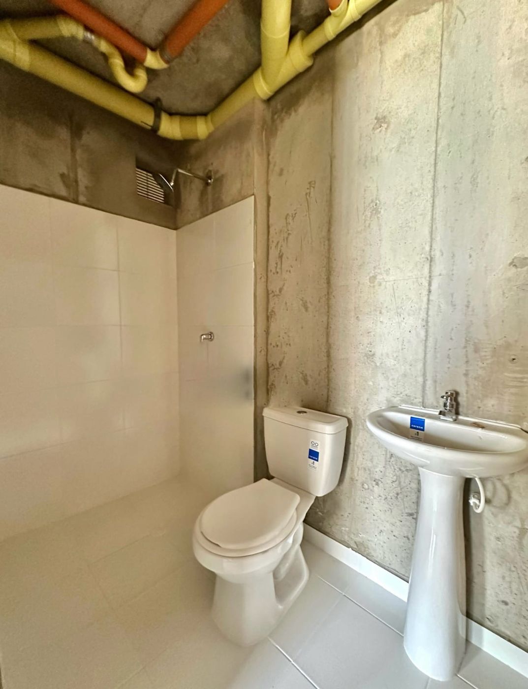 Antes: baño de apartamento en obra gris