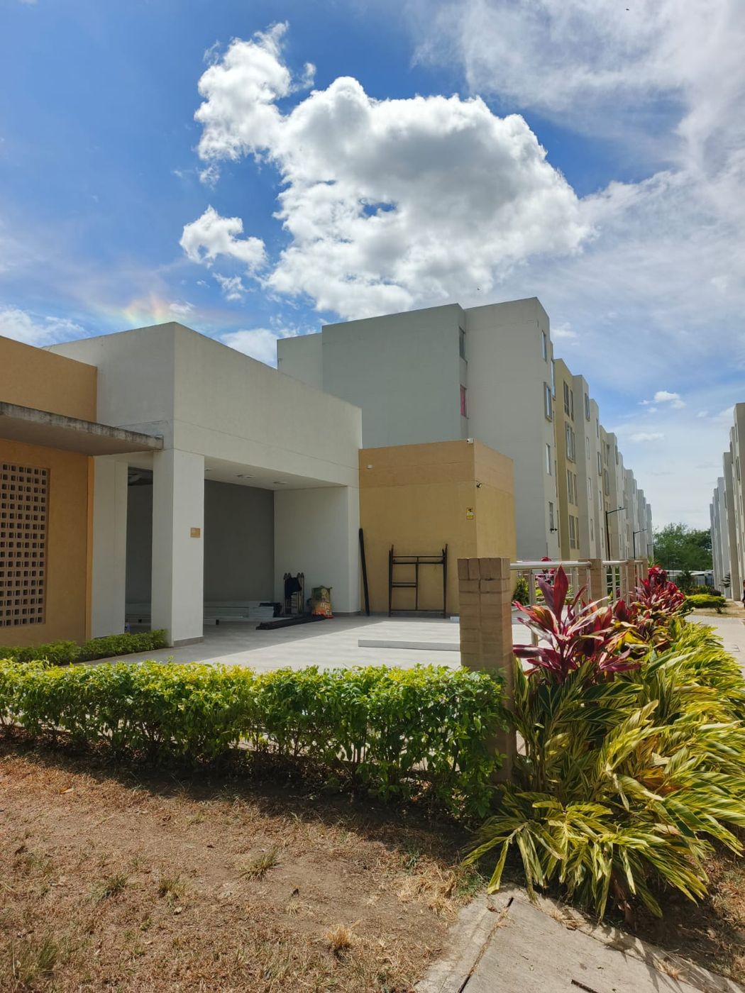 Antes: terraza del salón comunal sin cubierta